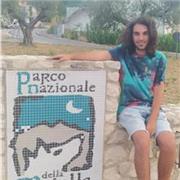 Studente di Scienze politiche, diplomato allo scientifico, impartisce lezioni private a ragazzi di scuola elementare/media